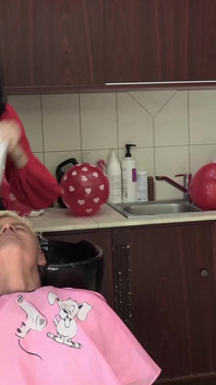 Sexy kadeřnice Victoria June svádí a stříká do pusy Lucky