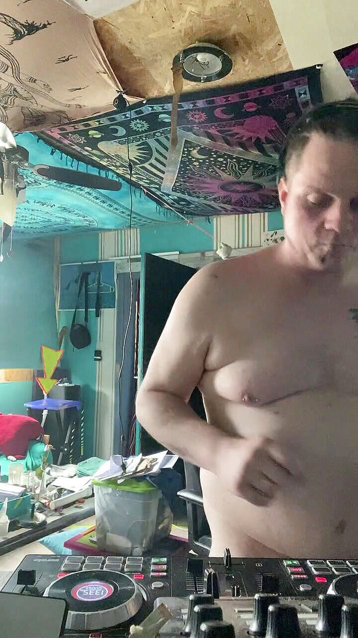 Sexy Amateur Studio: DJ set e spogliarello senza censure