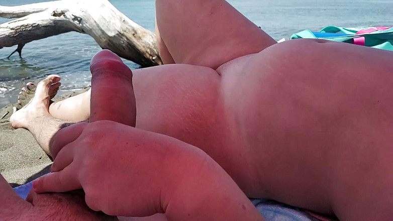 niurakoshkina: Un pic de tachinare pe coastă. Mama vitregă îmi masturbează din...