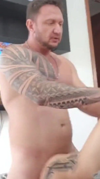 Jag onanerade medan min man hade sex med den heta unga rödhåriga.