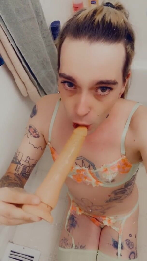 CarmenMelatonin: Beach Babe Ready to Play