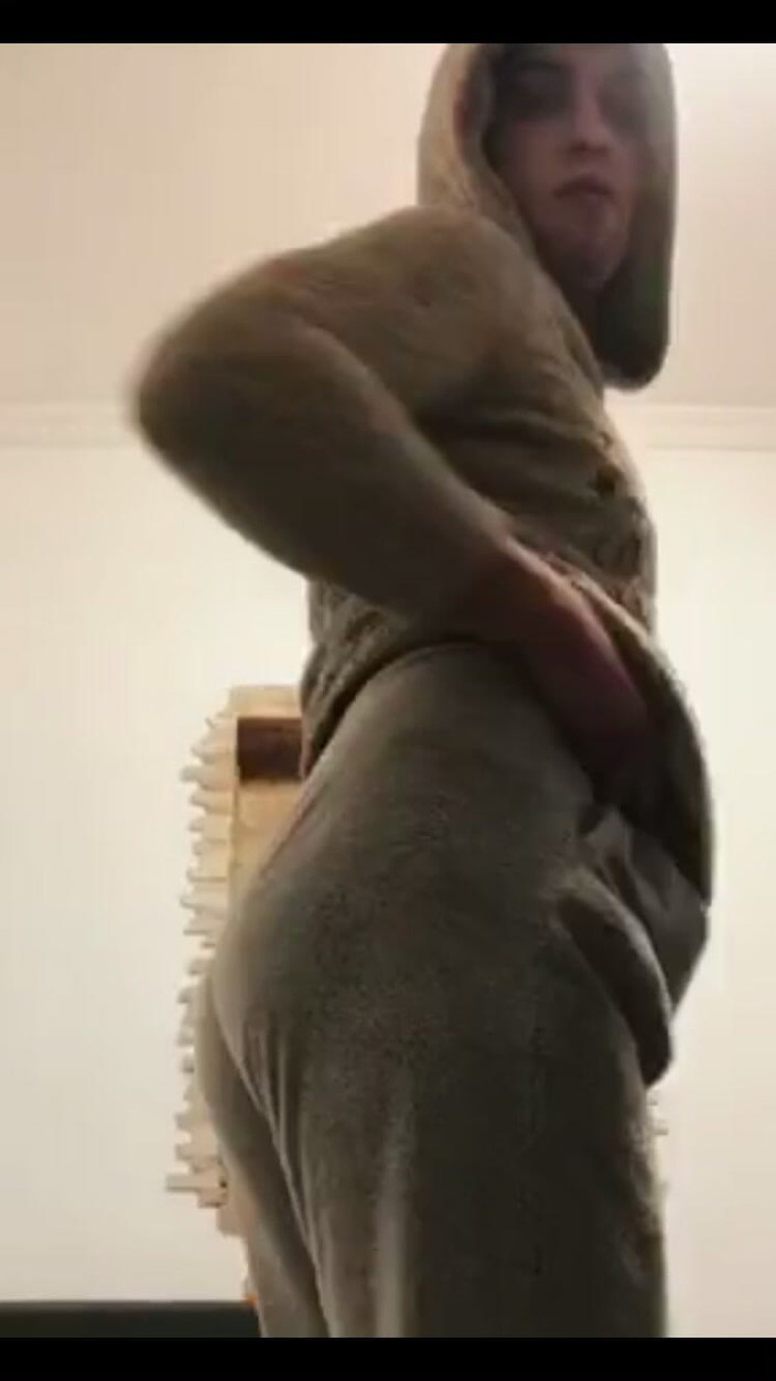 Merry Bell: Femboy in Baby Schlafanzug spielt mit einem intimen spielzeug, bevor...