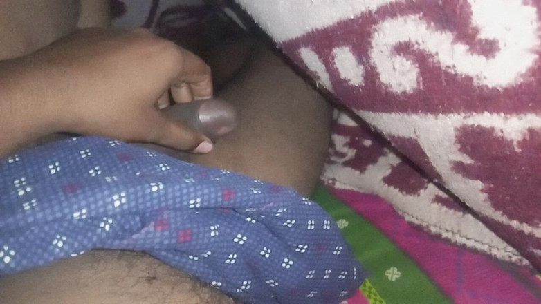 Sweet Indian cock: Cậu bé đồng tính Ấn Độ ngoài trời masterbate