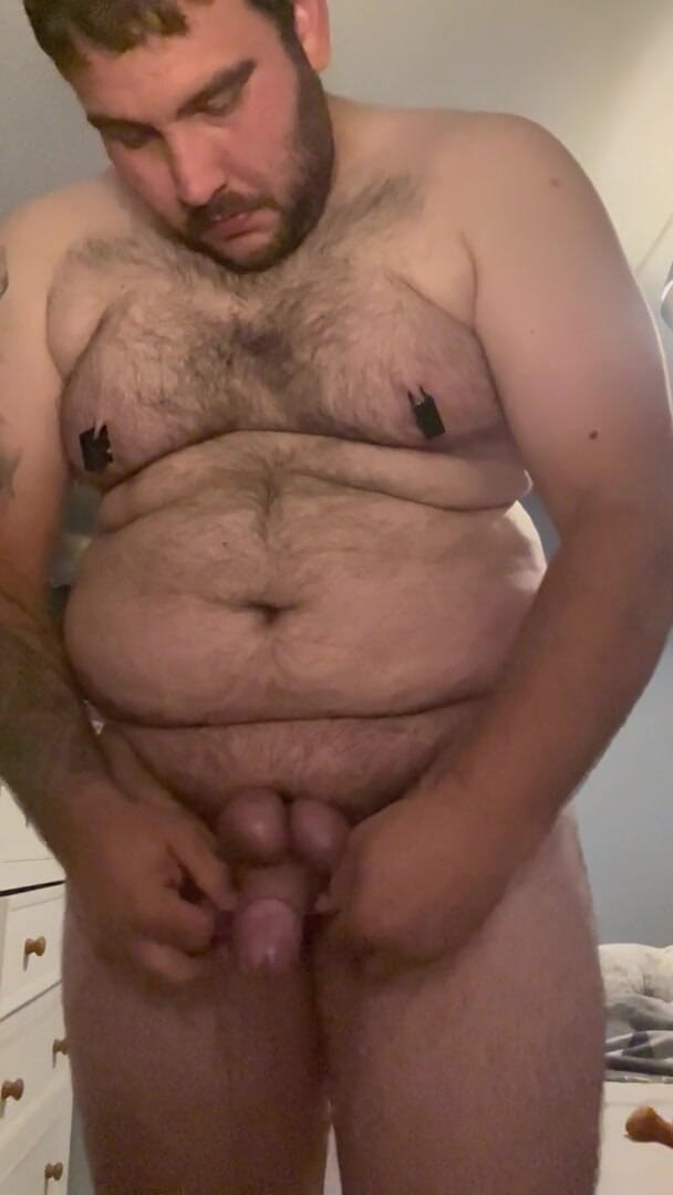 Shaun Cbt: 엉덩이 플러그와 계집애의 자지와 공은 젖꼭지 클램프의 크로스드레스