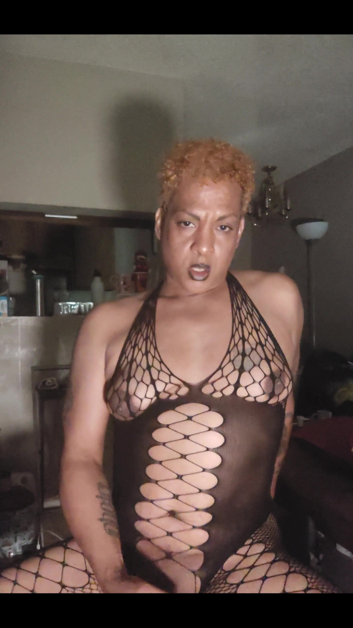 KNKY Bee: Claro que meu pau da garota funciona e eu uso.