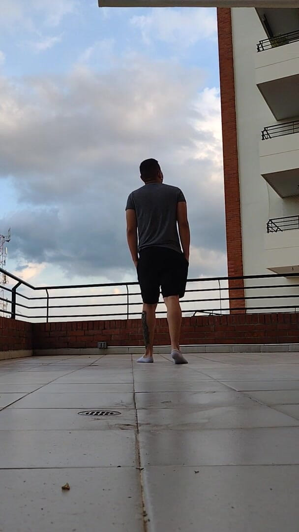 Tomas Styl: Latino menunjukkan stokingnya di luar rumah - kaki besar