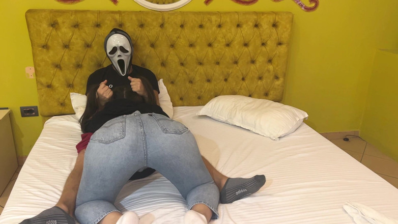 Couple Of Pleasure: Ghostface mengongkek awek dari parti Halloween