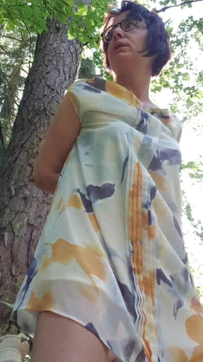 JulieEroticDress: 熟女在户外树下潮吹