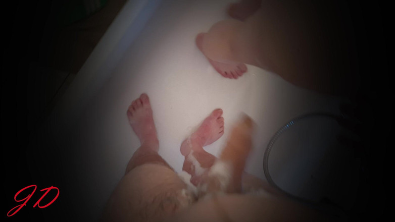 JuicyDream: Duș, masturbare și futai