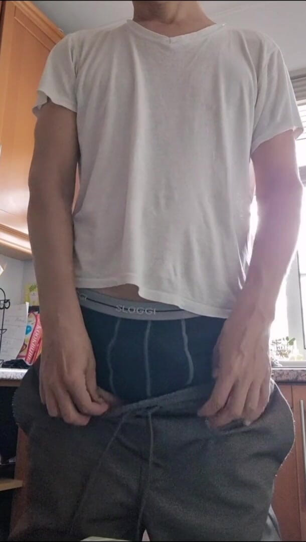 Rafael Torreano: Masturbare în bucătărie și lingându-mi sperma