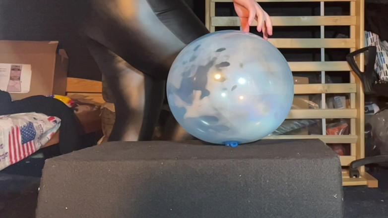 BeachBallsDuo: Bigbootylucy और Dragon agressively 11 Beachballs और 3 बबल बॉल्स को कुचल रही है!