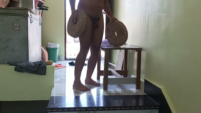 Sansuindia: Indiano ator nu caminhada em casa
