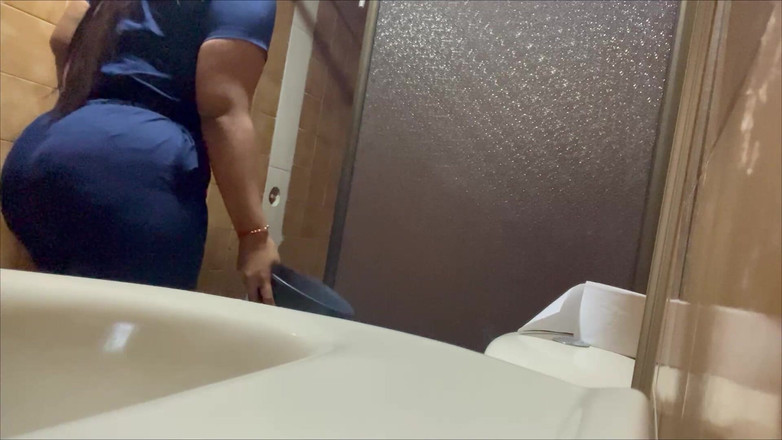 Katrina4deluxe: Камера в общественном туалете больницы снимает на видео медсестер