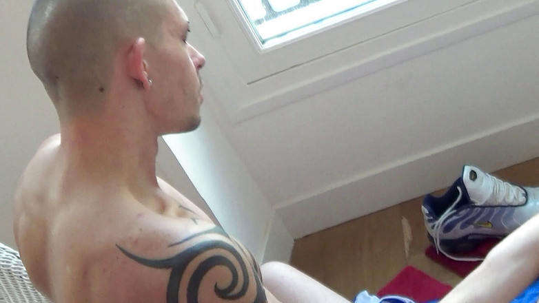 Gaybareback: 自宅でスニーカーボーイファック