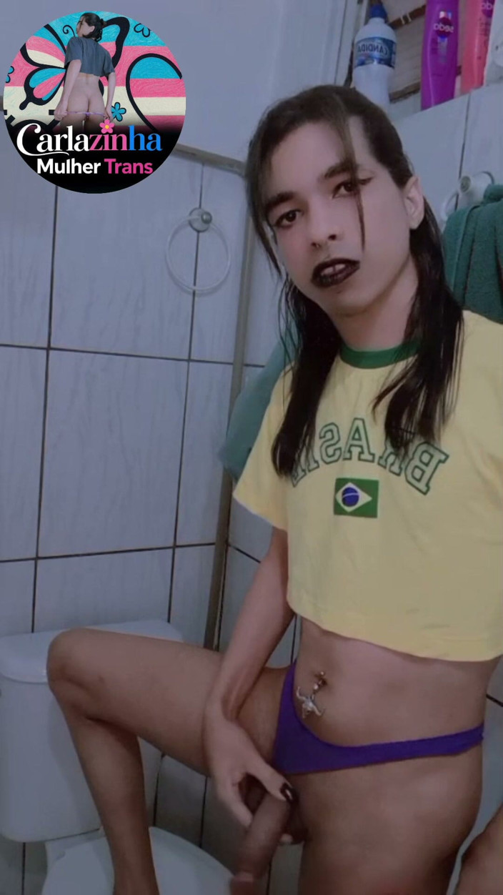 Srta. Carla: Este scriitoare, femeie trans goală și îi place să sugă pula