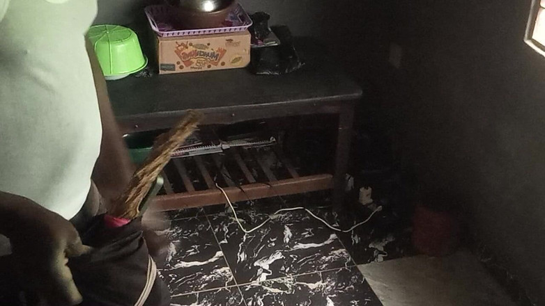 Moviesporn1: 这个兄弟硬射在没有邀请的女人