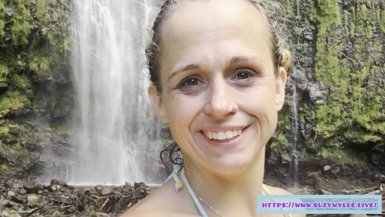 Suzy Wylde: Sfw Road Trip till Hana för Suzy Wylde i Waimoku...