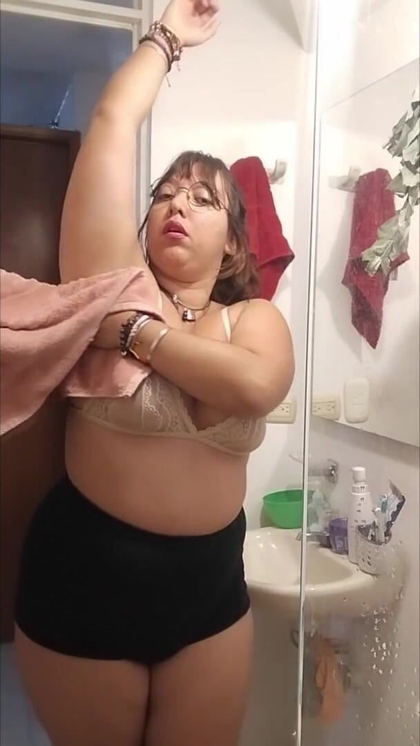 Nana Bela: Washing Hairy Armpits