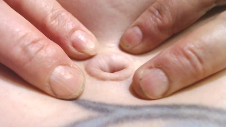 Abby Anna: Zblízka Deep Belly Button