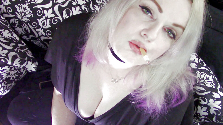 Smoke Temptress Annie Vox - Smoking Fetish: 在黑色礼服中晃动一个红色