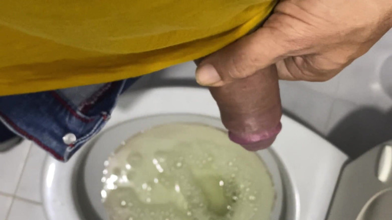 Latin mature king: Großer schwanz pissen im öffentlichen service