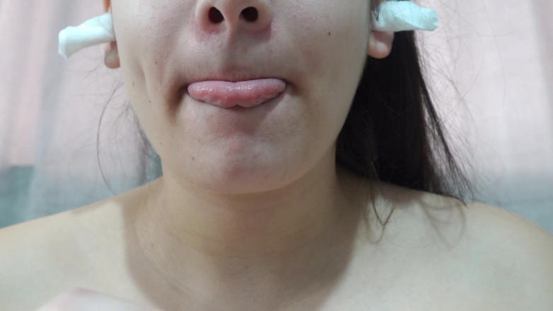 AmayaMori: Moje nevlastní sestra si strká bavlnu do nosu a masturbuje...