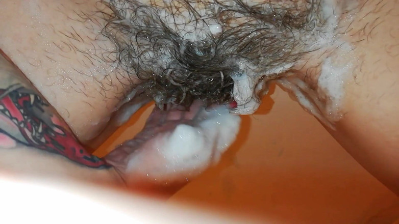 Cuteblonde666: Washing my extreme hairy cunt