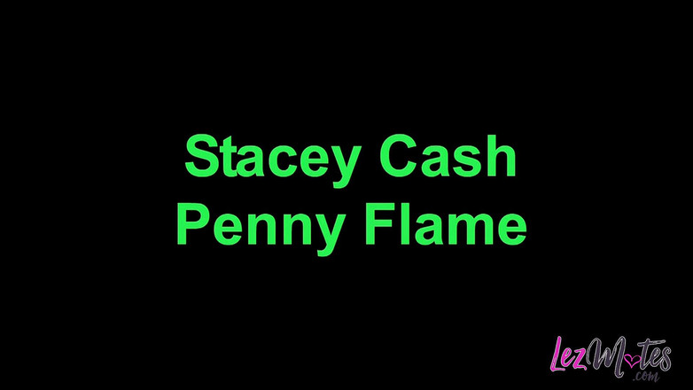 Lez Mates: Awek eboni panas berkongsi dildo besar dengan kawan seksinya