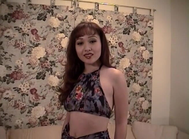 IntAsian: Milf asiatica gioca con il suo vibratore e poi scopa...
