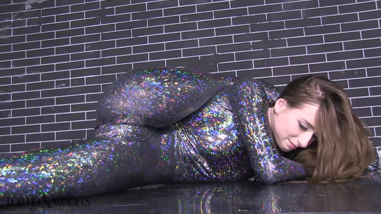 Flexilady: Ketrin en catsuit apretado