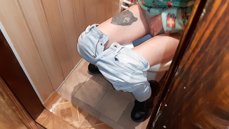 Lesbian-illusion: Ich habe einen fremden erwischt, der auf der Toilette in...