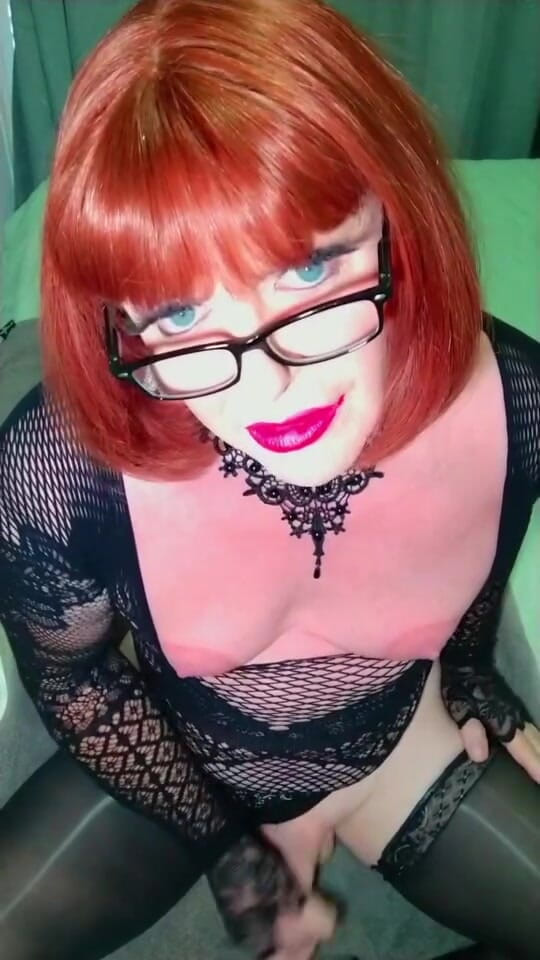 Emma Browne: शरारती लाल बालों वाली क्रॉसड्रेसर