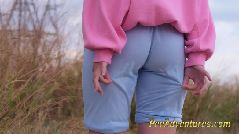 Pee Adventures: Pissing her clothes when she went out for a jogging