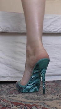 High-heel Goddess Shows off Her Sexy Aqua Mules
