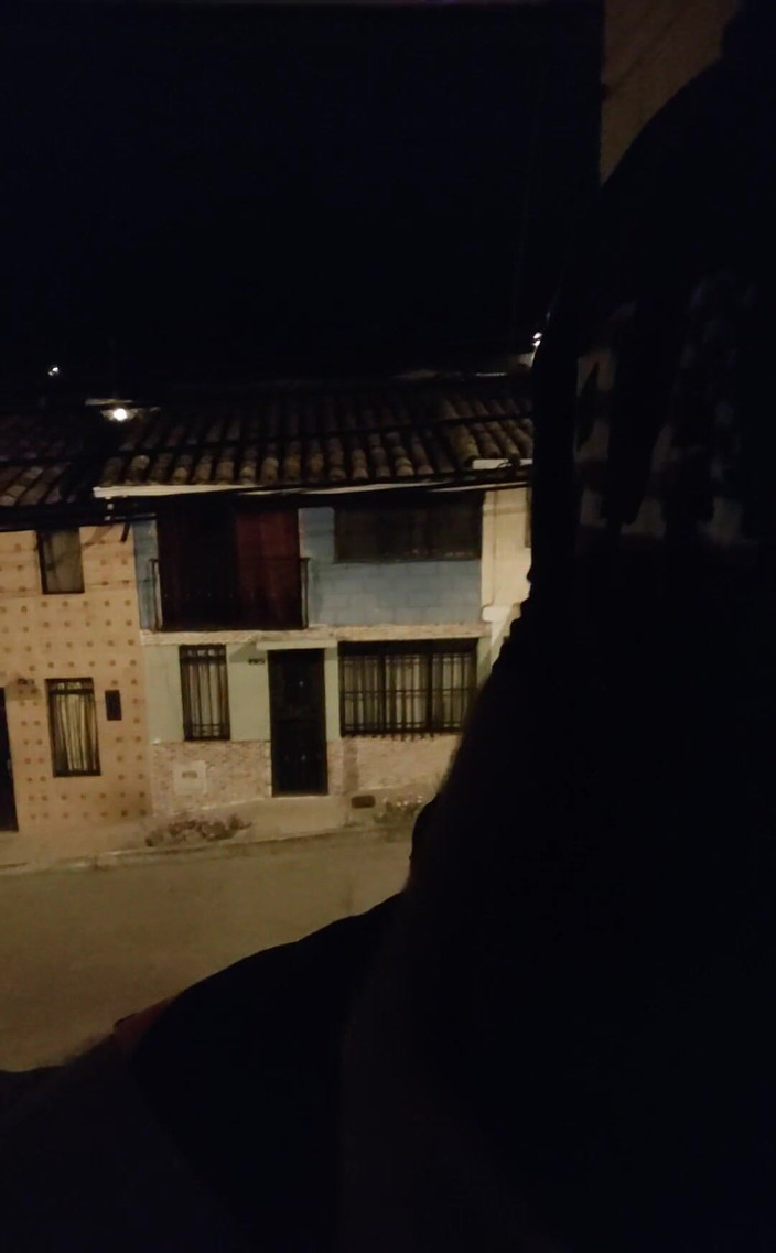 Camilo Brown: Rycker iväg i trappan utanför