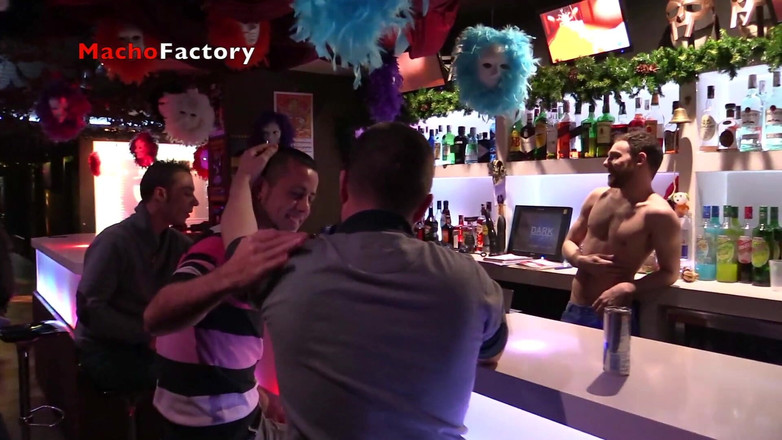 Macho factory: Pantat berpengalaman menghadapi fisting hitam dalam adegan fisting.