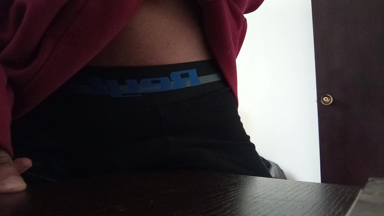 Un Loquito Mas: 机にチンコを擦りながら濡れてしまう