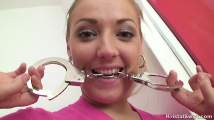 Only Big Melons: Cycata sprzątaczka bawi się kajdankami