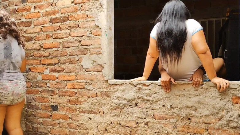 Adribella69: 아내가 세탁을 하는 동안 의붓딸의 엉덩이를 따먹는 음란한 계부.