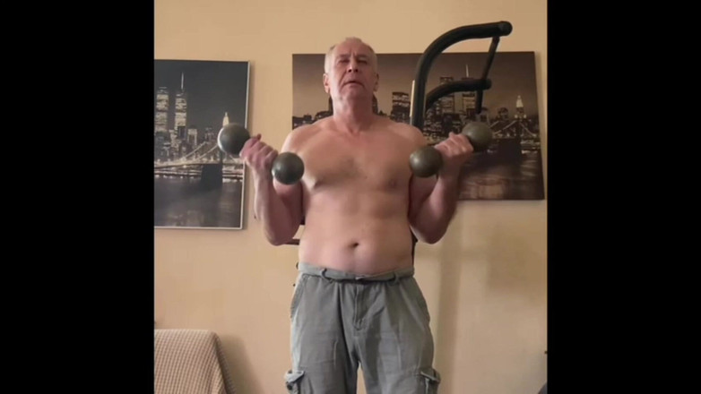 Alex Art: प्रशिक्षण के बाद मजबूत आदमी हस्तमैथुन करता है