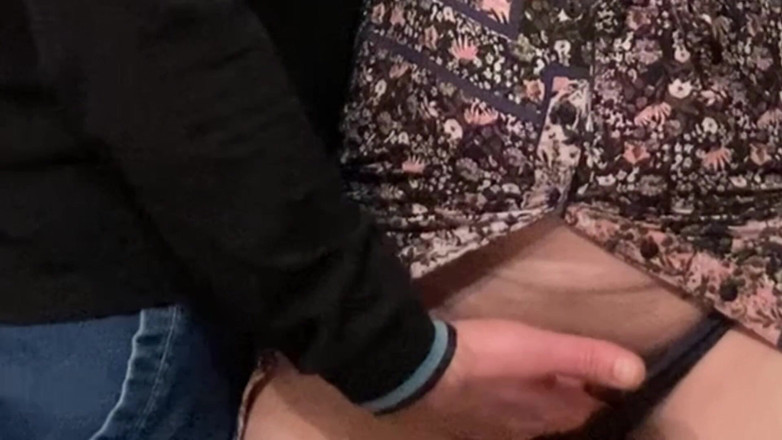 Niki studio: Sexy MILF si v metru tře klitoris