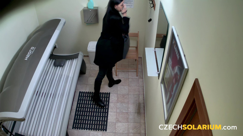 Czech Solarium: Czech Solarium 144：黑发女郎对日光浴室脱衣舞欲罢不能
