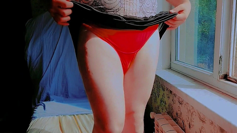 Kitty_Cross: Doce trans beleza soprando bolhas sob céu azul