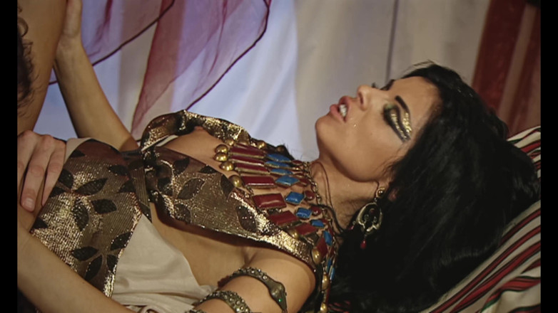 Luxury Porn Channel: Cleopatra e Cesare lussuria anale all'ombra delle Piramide.