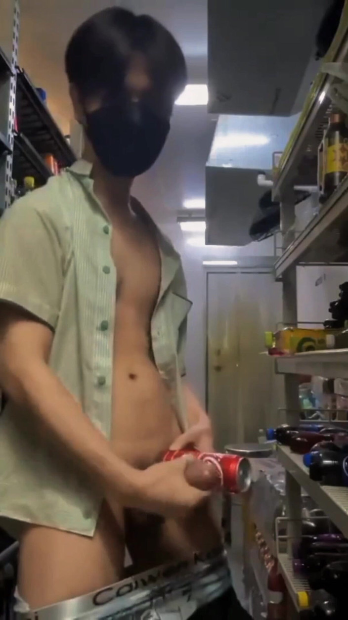 Louswee: Tentación de medianoche en el mini mercado