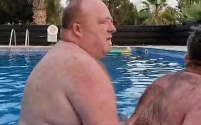 brummieboi89: Tati îl fute pe băiat în piscină
