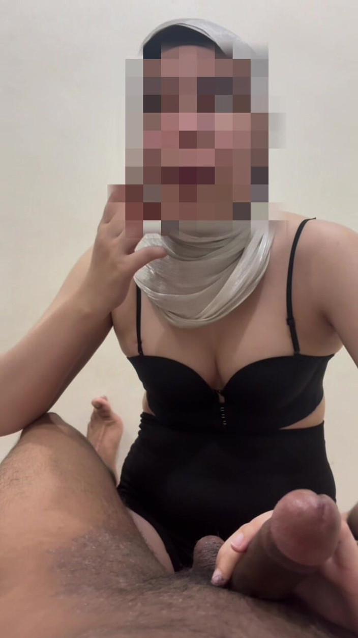 Mommy Puchong: 히잡을 쓴 말레이 소녀 사정할 때까지 자지 빨기
