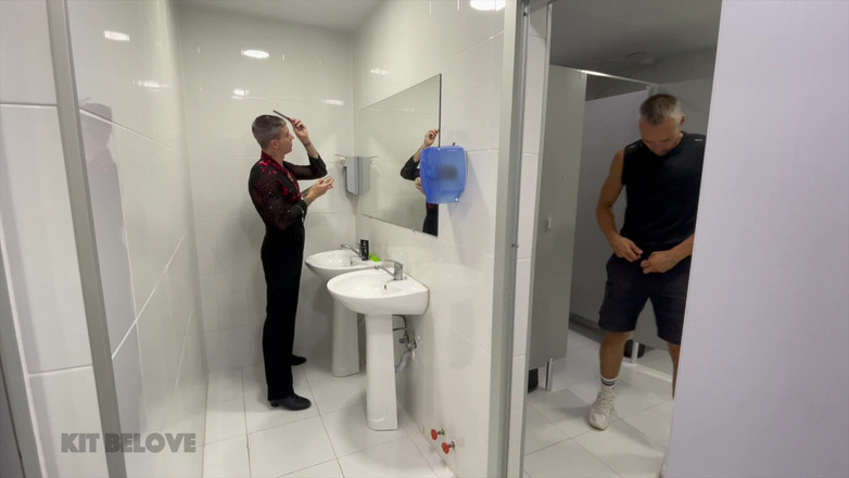 Kit Belove: Un bărbat a făcut sex cu o dansatoare de salon în...