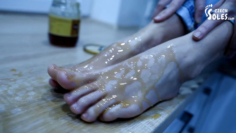 Czech Soles - foot fetish content: Nackte füße in honig, ein fußfetisch, leckerer pOV!