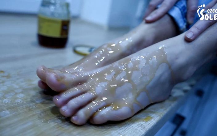 Czech Soles - foot fetish content: 穿蜂蜜的赤脚，美味的恋足癖第一人称视角！